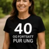 Morsom t-skjorte 40 og pur ung med teksten 40 OG FORTSATT PUR UNG