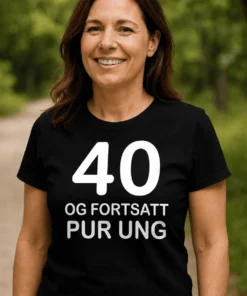 Morsom t-skjorte 40 og pur ung med teksten 40 OG FORTSATT PUR UNG