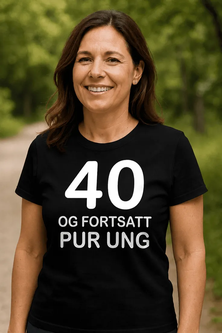 Morsom t-skjorte 40 og pur ung med teksten 40 OG FORTSATT PUR UNG
