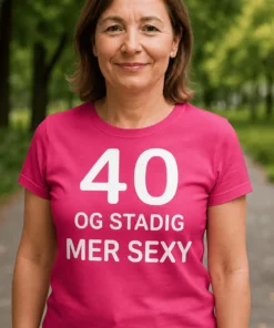 Morsom t-skjorte 40 og stadig mer sexy med teksten 40 OG STADIG MER SEXY