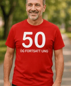 Morsom t-skjorte 50 og fortsatt ung med teksten 50 OG FORTSATT UNG