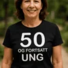 Morsom t-skjorte 50 og fortsatt ung med teksten 50 OG FORTSATT UNG.