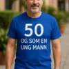 Morsom t-skjorte 50 og som en ungdom med teksten 50 OG SOM EN UNG MANN