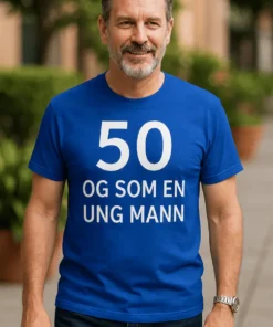 Morsom t-skjorte 50 og som en ungdom med teksten 50 OG SOM EN UNG MANN