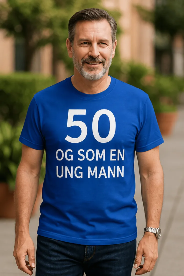 Morsom t-skjorte 50 og som en ungdom med teksten 50 OG SOM EN UNG MANN