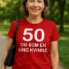 Morsom t-skjorte 50 og som ung kvinne med teksten 50 OG SOM EN UNG KVINNE.