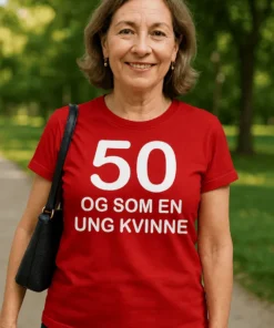 Morsom t-skjorte 50 og som ung kvinne med teksten 50 OG SOM EN UNG KVINNE.