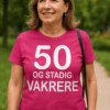Morsom t-skjorte 50 og stadig vakrere med teksten 50 OG STADIG VAKRERE.