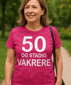 Morsom t-skjorte 50 og stadig vakrere med teksten 50 OG STADIG VAKRERE.