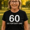 Morsom t-skjorte 60 og fortsatt ung med trykket 60 OG FORTSATT UNG.