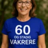 Morsom t-skjorte 60 og stadig vakrere med teksten 60 OG STADIG VAKRERE.