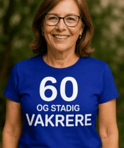 Morsom t-skjorte 60 og stadig vakrere med teksten 60 OG STADIG VAKRERE.