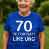 Morsom t-skjorte 70 og fortsatt ung med teksten 70 OG FORTSATT LIKE UNG