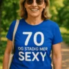 Morsom t-skjorte 70 og stadig mer sexy med teksten 70 OG STADIG MER SEXY.