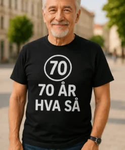 Morsom t-skjorte 70 år hva så med teksten 70 ÅR HVA SÅ