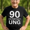 Morsom t-skjorte 90 og fortsatt ung med teksten 90 OG FORTSATT UNG