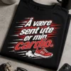 Morsom t-skjorte med typografisk brysttrykk med teksten Å være sent ute er min cardio, røde og hvite speedlinjer og en liten sneaker for et sporty, humoristisk uttrykk.