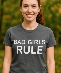 Morsom t-skjorte Bad girls rule som gave til bursdag eller utdrikningslag