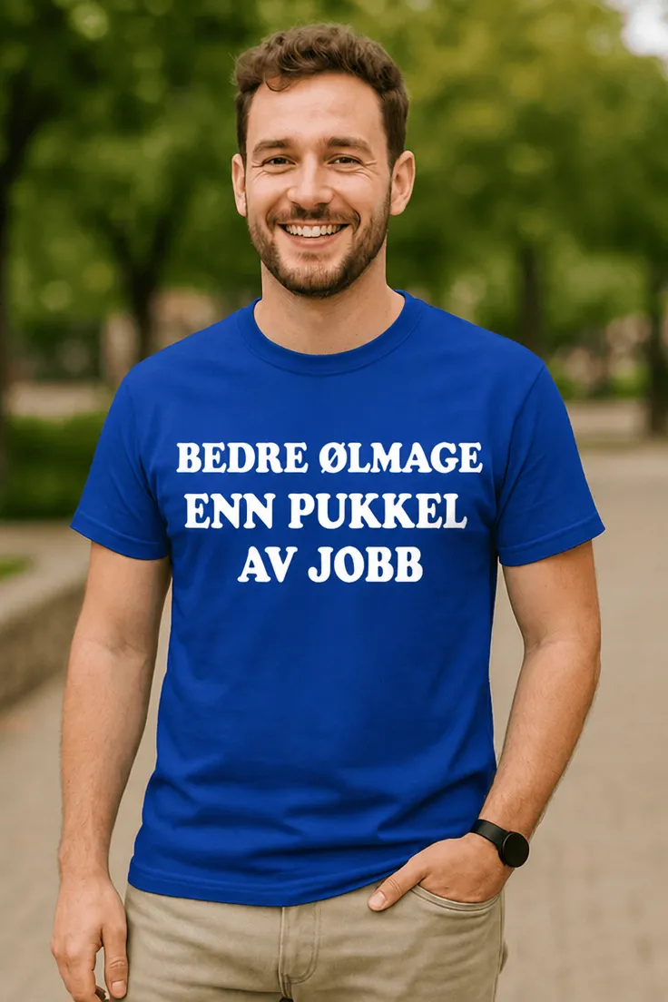 Morsom t-skjorte Bedre ølmage enn jobb med teksten BEDRE ØLMAGE ENN PUKKEL AV JOBB