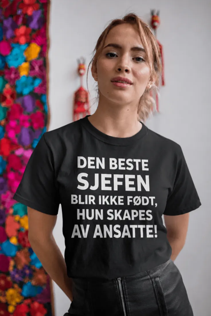 Morsom t-skjorte Beste sjefen med teksten DEN BESTE SJEFEN BLIR IKKE FØDT, HUN SKAPES AV ANSATTE!