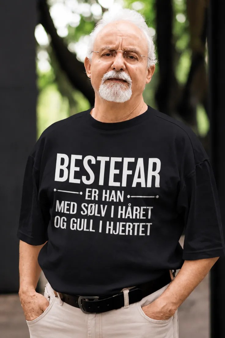 Morsom t-skjorte Bestefar med gullhjerte med teksten BESTEFAR ER HAN MED SØLV I HÅRET OG GULL I HJERTET
