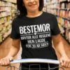 Morsom t-skjorte Bestemor bryter gamle regler med teksten BESTEMOR BRYTER ALLE REGLENE HUN LAGDE FOR 30 ÅR SIDEN.