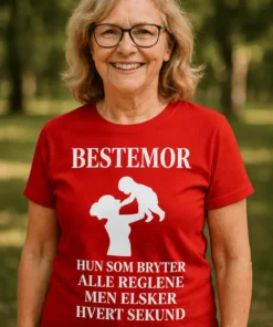 Morsom t-skjorte Bestemor bryter reglene med teksten BESTEMOR HUN SOM BRYTER ALLE REGLENE MEN ELSKER HVERT SEKUND