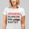 Morsom t-skjorte Blondine bak rattet med teksten ADVARSEL! BLONDINE BAK RATTET.