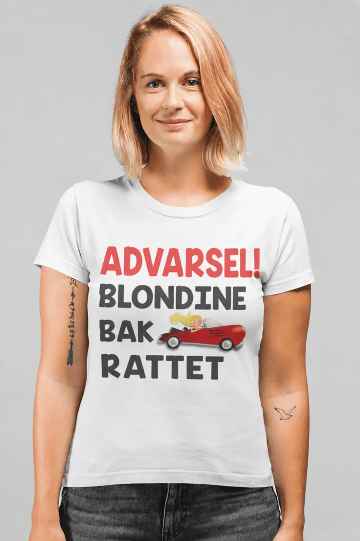 Morsom t-skjorte Blondine bak rattet med teksten ADVARSEL! BLONDINE BAK RATTET.