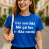 Morsom t-skjorte Den som ikke blir gal her med teksten Den som ikke blir gal her er ikke normal