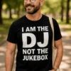 Morsom t-skjorte Dj ikke jukeboks med teksten I AM THE DJ NOT THE JUKEBOX