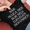 Morsom t-skjorte djevelen blir bekymret med navn med teksten NÅR MOJCA TIER BLIR SELV DJEVELEN BEKYMRET!