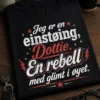Typografisk t-skjorte med teksten Jeg er en einstøing, Dottie. En rebell med glimt i øyet.