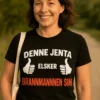 Morsom t-skjorte Elsker brannmannen sin med trykket DENNE JENTA ELSKER BRANNMANNEN SIN