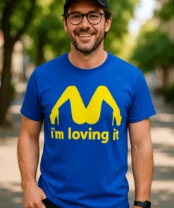 Morsom t-skjorte Elsker det med teksten M i'm loving it på trykket