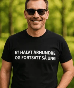 Morsom t-skjorte Et halvt århundre ung med teksten ET HALVT ÅRHUNDRE OG FORTSATT SÅ UNG.