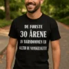 Morsom t-skjorte Første 30 år av barndommen med humoristisk tekstdesign for gave