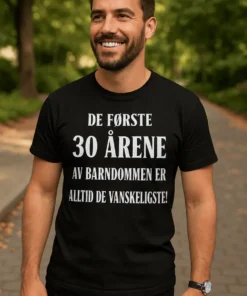 Morsom t-skjorte Første 30 år av barndommen med humoristisk tekstdesign for gave