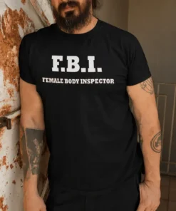 Morsom t-skjorte FBI female body inspector med teksten F.B.I. FEMALE BODY INSPECTOR