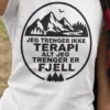 Morsom t-skjorte Fjellterapi med teksten JEG TRENGER IKKE TERAPI ALT JEG TRENGER ER FJELL
