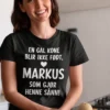 Morsom t-skjorte Gal kone med navn med teksten EN GAL KONE BLIR IKKE FØDT, DET ER MARKUS SOM GJØR HENNE SÅNN!