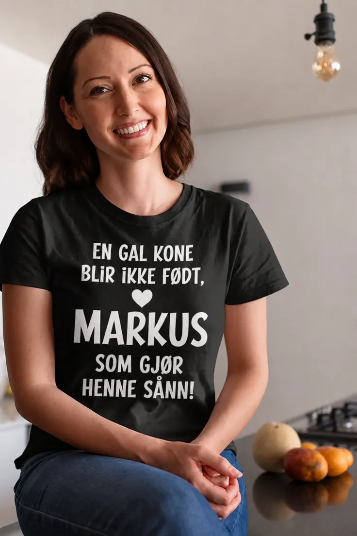 Morsom t-skjorte Gal kone med navn med teksten EN GAL KONE BLIR IKKE FØDT, DET ER MARKUS SOM GJØR HENNE SÅNN!