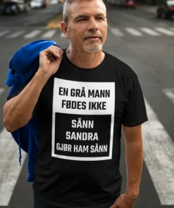 Morsom t-skjorte grå mann med navn med teksten EN GRÅ MANN FØDES IKKE SÅNN SANDRA GJØR HAM SÅNN