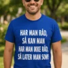 Morsom t-skjorte Har man råd med trykket HAR MAN RÅD, SÅ KAN MAN HAR MAN IKKE RÅD, SÅ LATER MAN SOM!