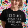 Morsom t-skjorte Her er jeg med navn med slagordet HER ER JEG! JEG KOM FOR Å IRRITERE DERE! #MOJCA.