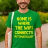 Morsom t-skjorte Hjemme wifi kobles automatisk med teksten HOME IS WHERE THE WiFi CONNECTS AUTOMATICALLY