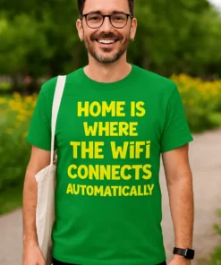 Morsom t-skjorte Hjemme wifi kobles automatisk med teksten HOME IS WHERE THE WiFi CONNECTS AUTOMATICALLY