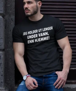 Morsom t-skjorte Holder ikke ut hjemme med teksten JEG HOLDER UT LENGER UNDER VANN, ENN HJEMME!