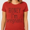 Morsom t-skjorte Honey jeg er gravid med teksten HONEY I'm pregnant