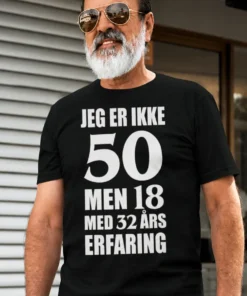 Morsom t-skjorte Ikke 50 men 18 med teksten JEG ER IKKE 50 MEN 18 MED 32 ÅRS ERFARING